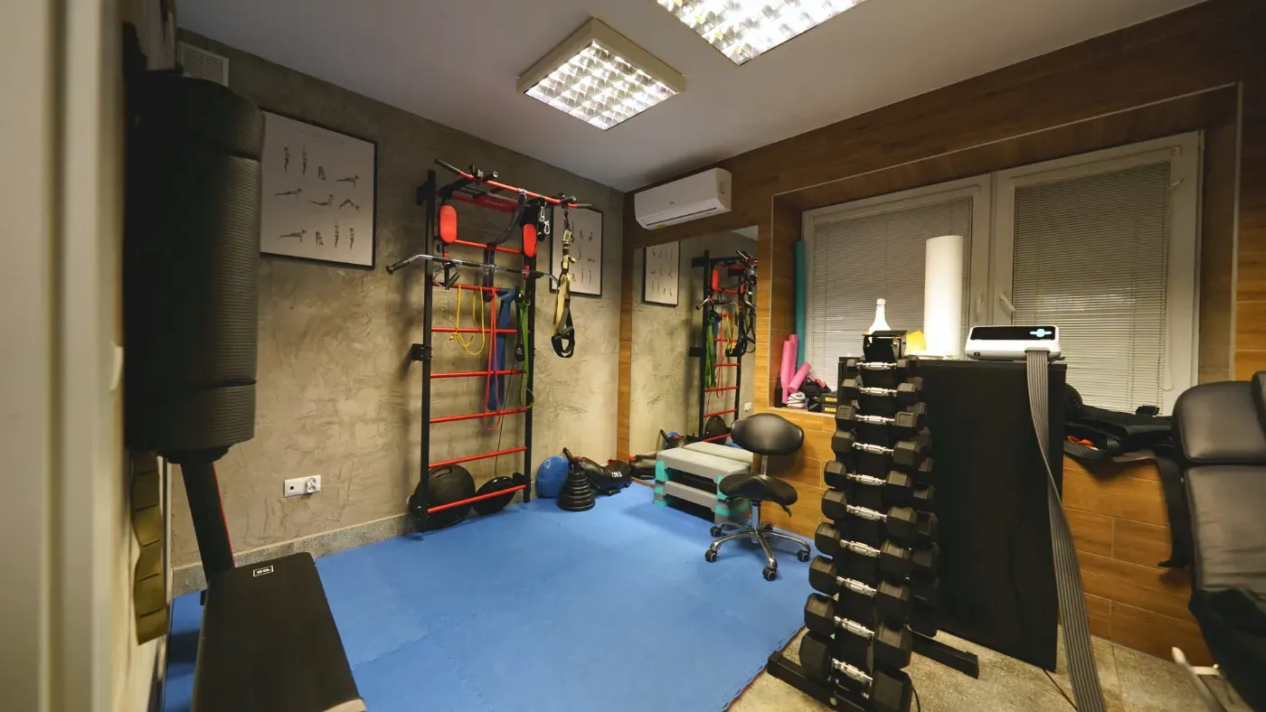 Sala ćwiczeń rehabilitacyjnych z drabinką, gumami i hantlami